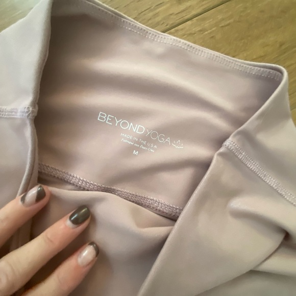 Gently worn! Beyond Yoga Pearlized High Waisted Midi Legging Brazen Blush in M - Picture 6 of 6